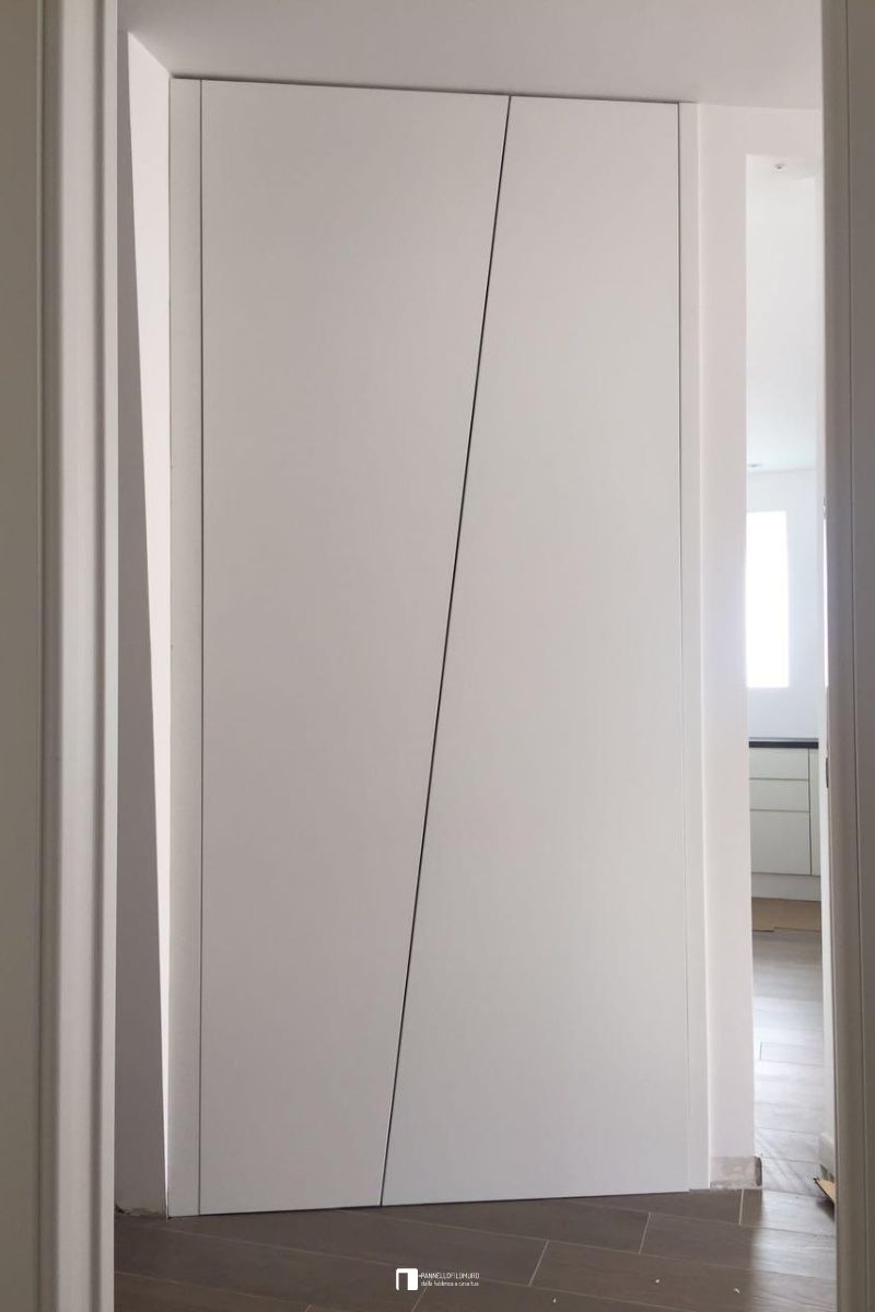 Invisible wardrobe with inclined transom