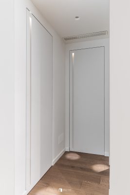 Full-height invisible hinged door